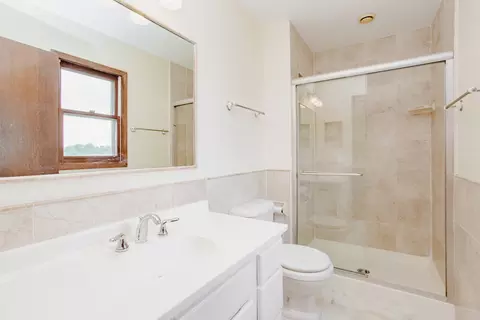 Bath - 358 E Beech Dr, Schaumburg, IL 60193 photo 3 of 3