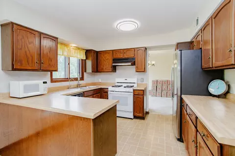 Kitchen - 358 E Beech Dr, Schaumburg, IL 60193 photo 1 of 3