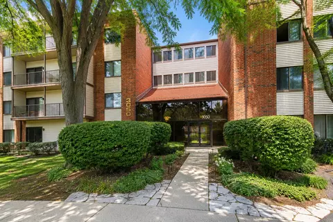 3050 Pheasant Creek Dr #406, Northbrook, IL 60062