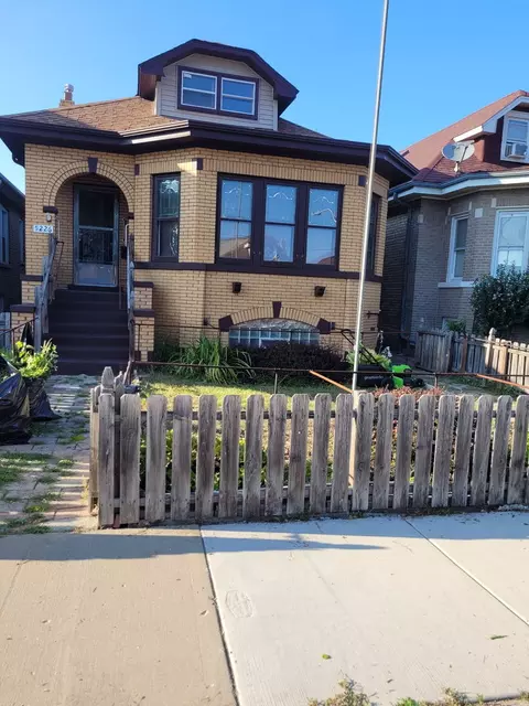 5226 W Wolfram St, Chicago, IL 60641