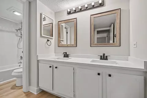 Bath - 108 E Bailey Rd #B, Naperville, IL 60565 photo 1 of 1