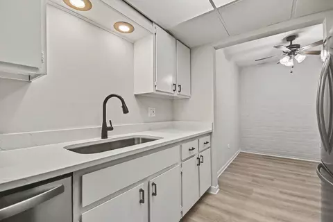 Kitchen - 108 E Bailey Rd #B, Naperville, IL 60565 photo 1 of 2