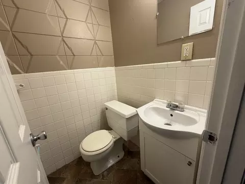 Bath - 314 Riley Dr, Bloomington, IL 61701 photo 3 of 3