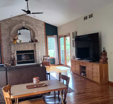 Living - 8404 Squirrel Dr, Spring Grove, IL 60081 photo 3 of 4