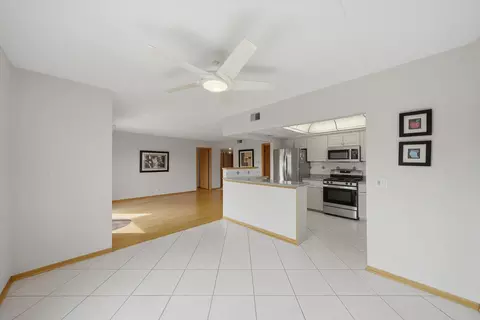Living - 545 S River Rd #505, Des Plaines, IL 60016 photo 5 of 8