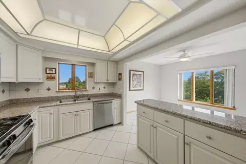 Kitchen - 545 S River Rd #505, Des Plaines, IL 60016 photo 4 of 5