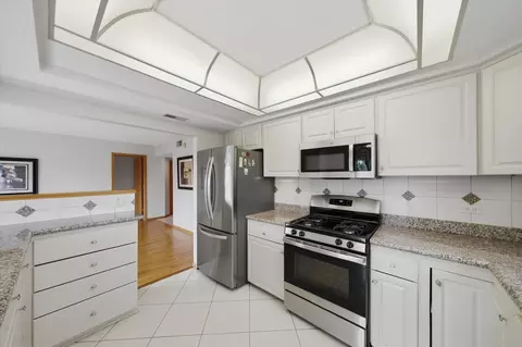 Kitchen - 545 S River Rd #505, Des Plaines, IL 60016 photo 2 of 5