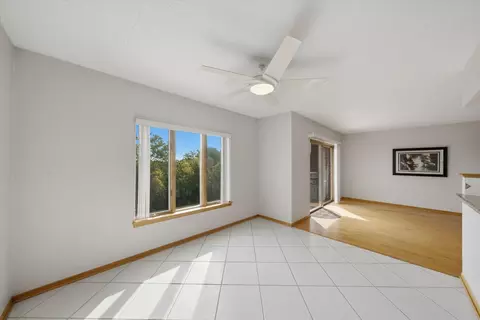Living - 545 S River Rd #505, Des Plaines, IL 60016 photo 6 of 8