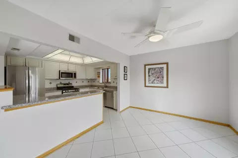 Kitchen - 545 S River Rd #505, Des Plaines, IL 60016 photo 1 of 5