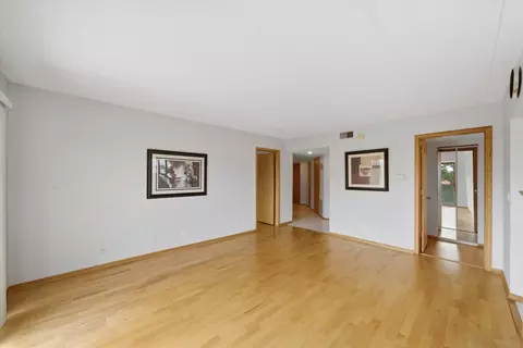 Living - 545 S River Rd #505, Des Plaines, IL 60016 photo 3 of 8