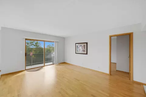 Living - 545 S River Rd #505, Des Plaines, IL 60016 photo 4 of 8