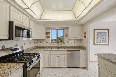 Kitchen - 545 S River Rd #505, Des Plaines, IL 60016 photo 5 of 5
