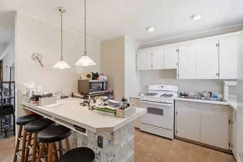 Kitchen - 75 Maricopa Ln, Hoffman Estates, IL 60169 photo 2 of 4