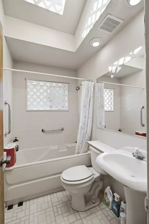 Bath - 75 Maricopa Ln, Hoffman Estates, IL 60169 photo 1 of 1