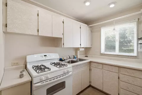 Kitchen - 75 Maricopa Ln, Hoffman Estates, IL 60169 photo 3 of 4