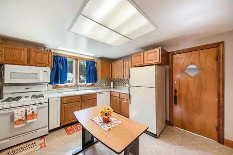 Kitchen - 550 W Henry St, Kankakee, IL 60901 photo 1 of 2