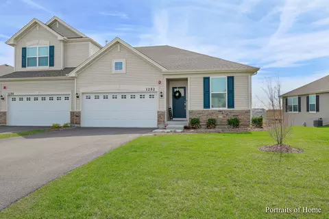 1252 Hawk Hollow Dr, Yorkville, IL 60560