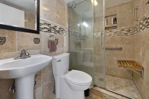 Bath - 369 Cedar Tree Ct, Hoffman Estates, IL 60169 photo 1 of 2