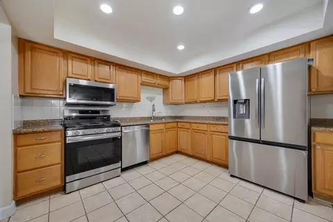 Kitchen - 369 Cedar Tree Ct, Hoffman Estates, IL 60169 photo 2 of 2