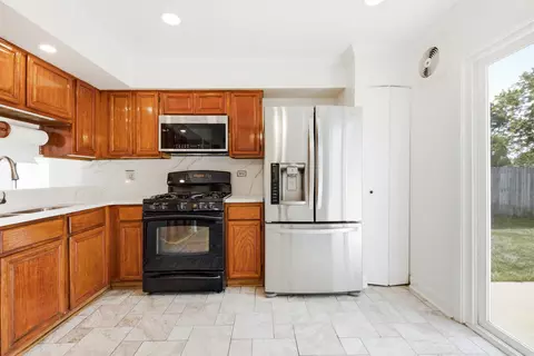 Kitchen - 1320 Burns Dr, Elgin, IL 60120 photo 4 of 5