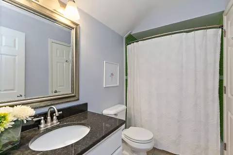 Bath - 651 Clover Dr, Algonquin, IL 60102 photo 3 of 5