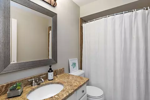 Bath - 651 Clover Dr, Algonquin, IL 60102 photo 4 of 5