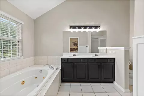Bath - 651 Clover Dr, Algonquin, IL 60102 photo 2 of 5