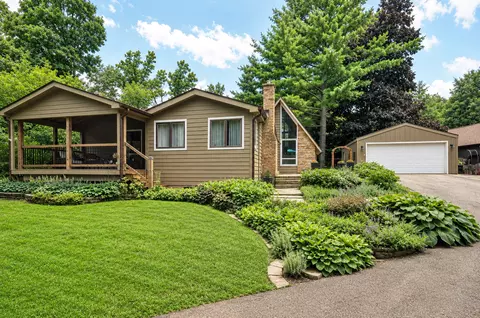 5403 Eisenhower Dr, Wonder Lake, IL 60097