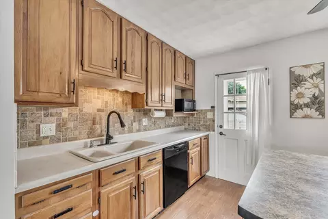 Kitchen - 4809 50th Ave, Moline, IL 61265 photo 4 of 5
