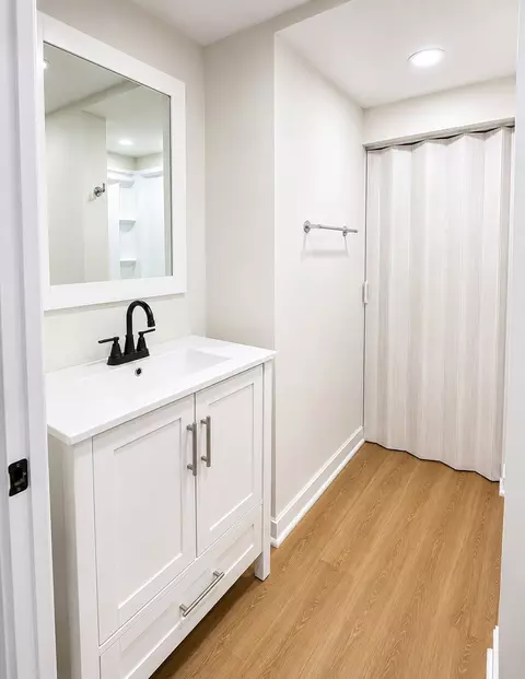 Bath - 719 5th St, Aurora, IL 60505 photo 6 of 7