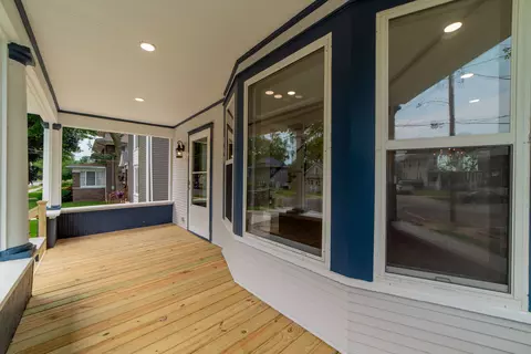 Exterior - 719 5th St, Aurora, IL 60505 photo 3 of 6