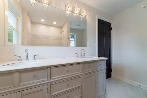 Bath - 719 5th St, Aurora, IL 60505 photo 4 of 7