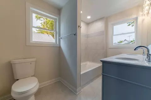 Bath - 719 5th St, Aurora, IL 60505 photo 2 of 7