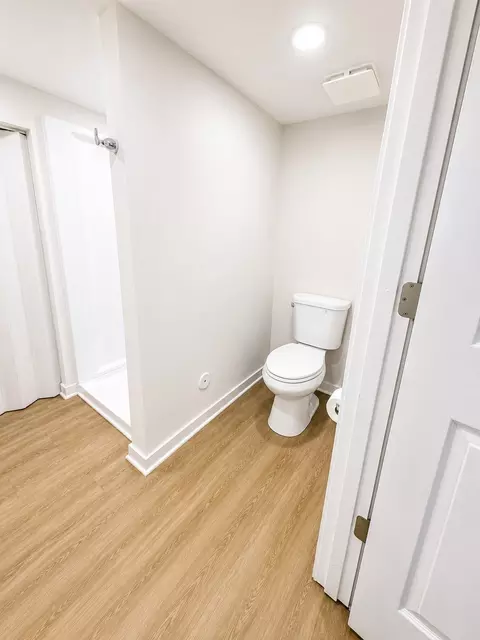Bath - 719 5th St, Aurora, IL 60505 photo 5 of 7
