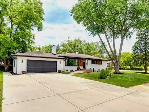 525 Bunning Dr, Downers Grove, IL 60516