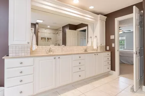 Bath - 15 Strawberry Rd, Bloomington, IL 61704 photo 2 of 5