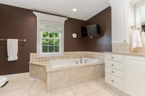 Bath - 15 Strawberry Rd, Bloomington, IL 61704 photo 4 of 5