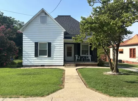 410 E Locust St, Harrisburg, IL 62946