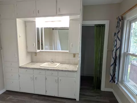Bath - 1453 S Float Ave, Freeport, IL 61032 photo 3 of 3