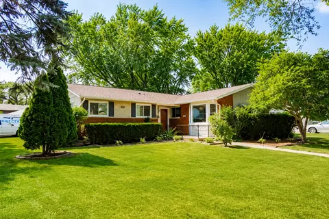 230 Fleetwood Ln, Elk Grove Village, IL 60007