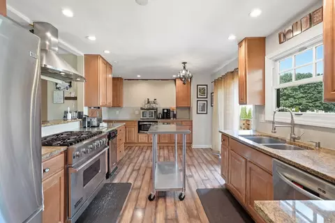 Kitchen - 1255 Briarcliffe Blvd, Wheaton, IL 60189 photo 2 of 5