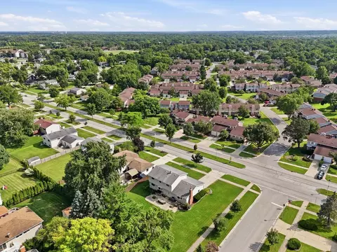 View/Area - 1255 Briarcliffe Blvd, Wheaton, IL 60189 photo 4 of 8