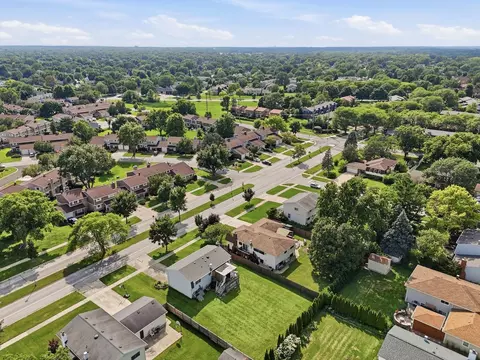 View/Area - 1255 Briarcliffe Blvd, Wheaton, IL 60189 photo 5 of 8