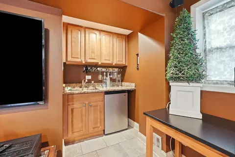 Kitchen - 1255 Briarcliffe Blvd, Wheaton, IL 60189 photo 5 of 5