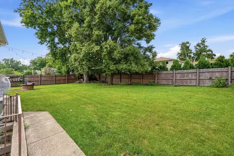 Exterior - 1255 Briarcliffe Blvd, Wheaton, IL 60189 photo 3 of 4