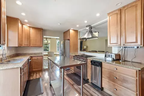 Kitchen - 1255 Briarcliffe Blvd, Wheaton, IL 60189 photo 4 of 5