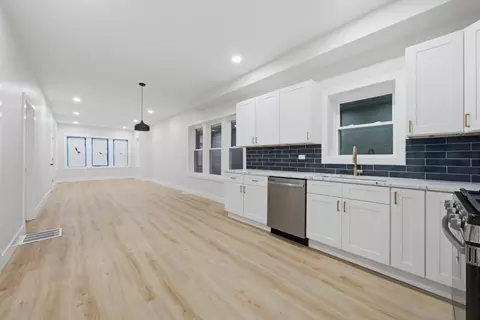 Entry Way - 5840 S Artesian Ave, Chicago, IL 60629 photo 2 of 3