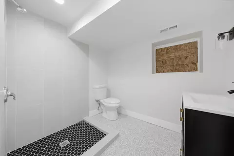 Bath - 5840 S Artesian Ave, Chicago, IL 60629 photo 4 of 4