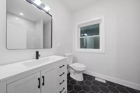 Bath - 5840 S Artesian Ave, Chicago, IL 60629 photo 1 of 4