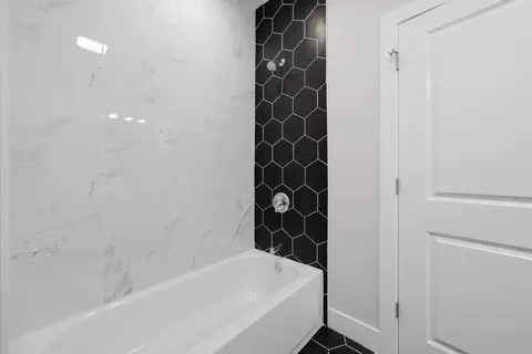 Bath - 5840 S Artesian Ave, Chicago, IL 60629 photo 2 of 4